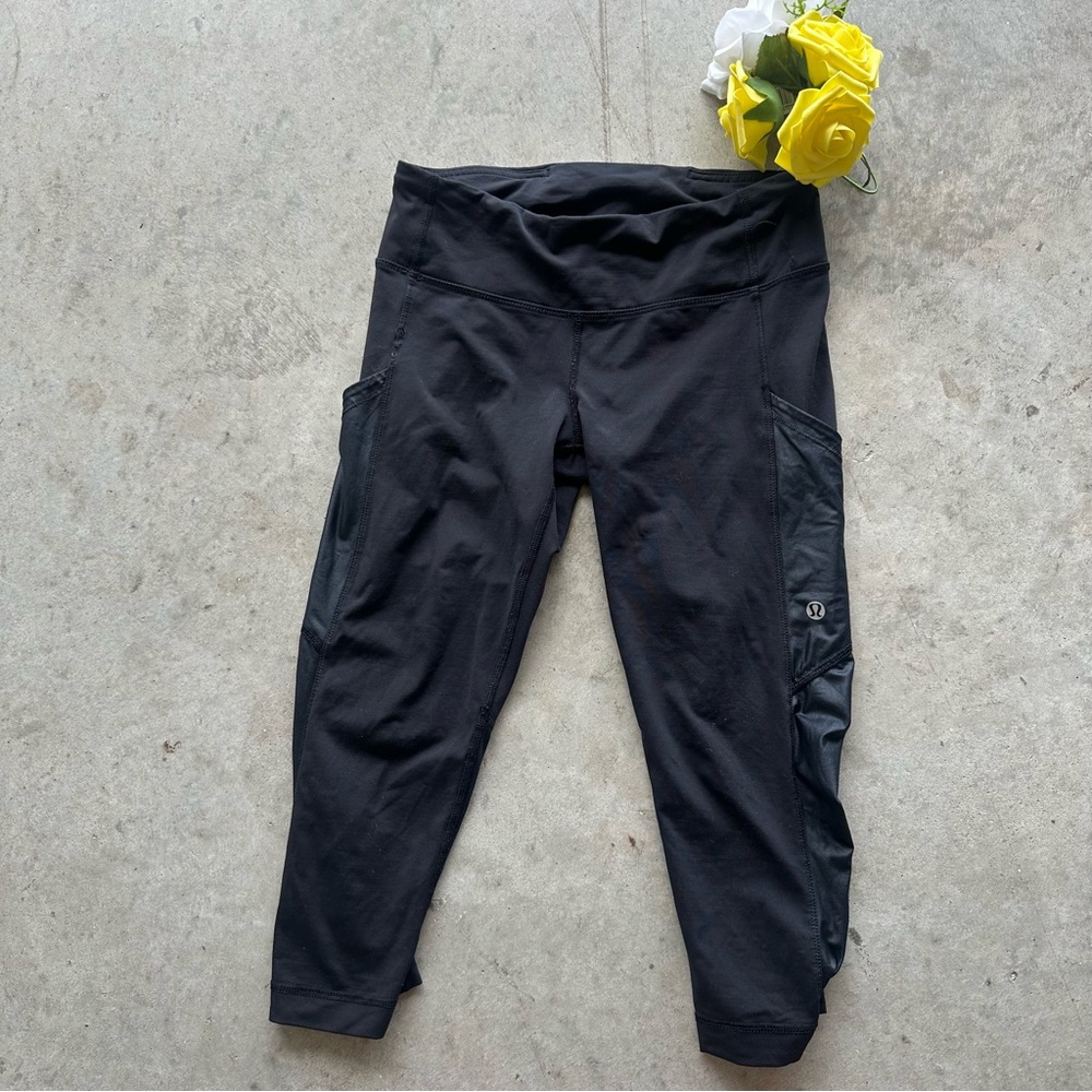 Lululemon Sports Crop Leggings SZ 4 Black Low Rise  Satin Side Pockets Logo
